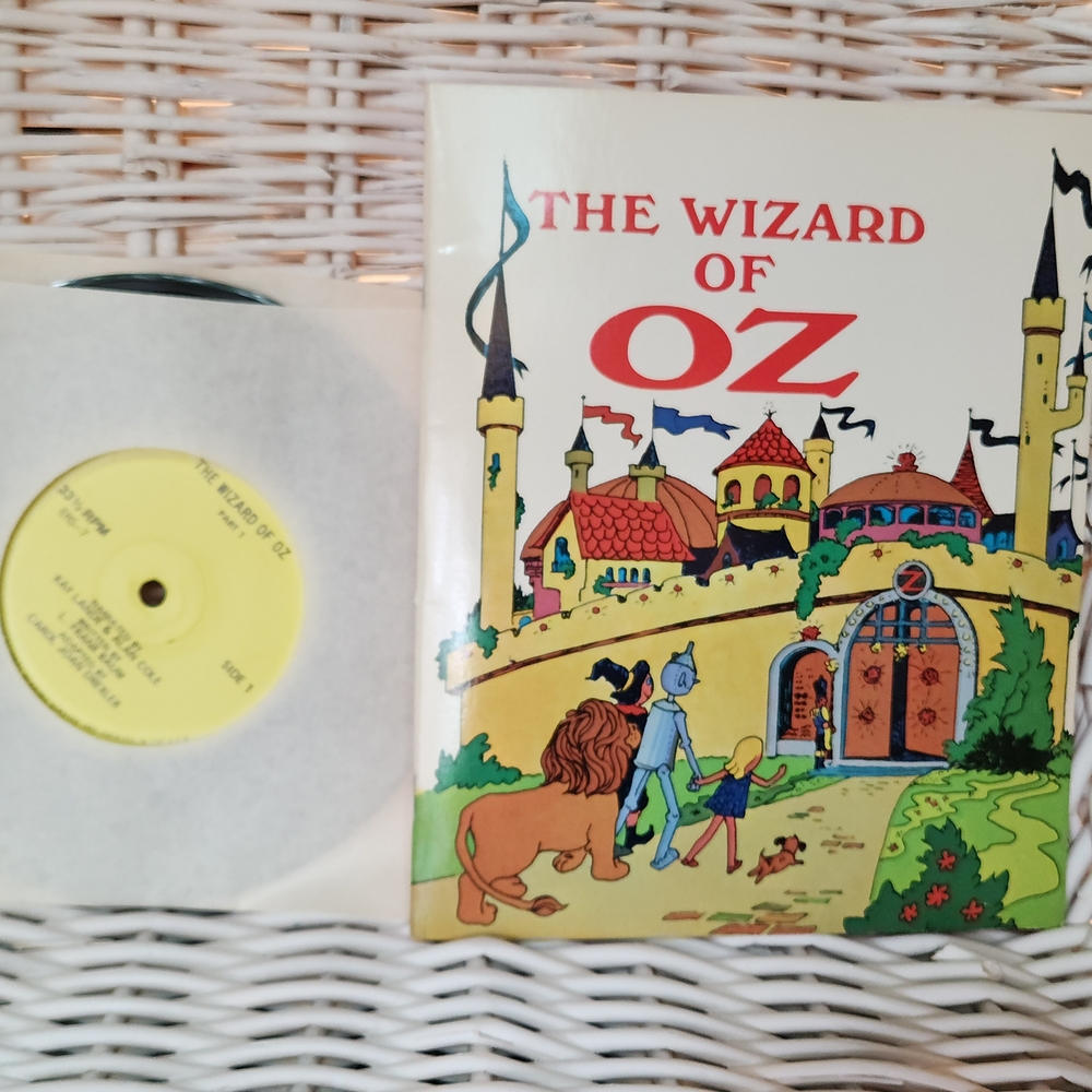Vintage 1970 The Wizard of Oz Vinyl Record And Read Along Book.
